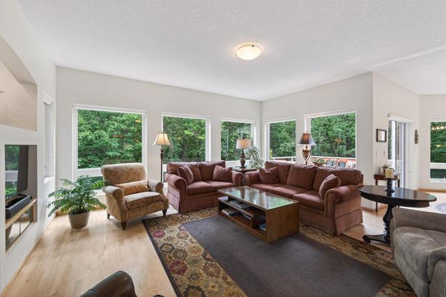 381 Del Rio Drive, Chanhassen, MN 55317