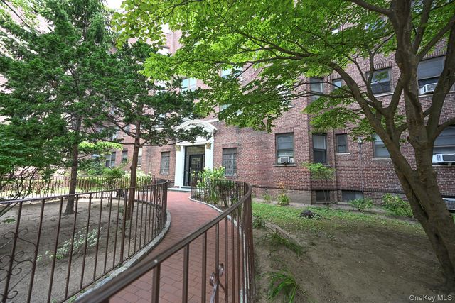 61-41 Saunders Street B25, Rego Park, NY 11374