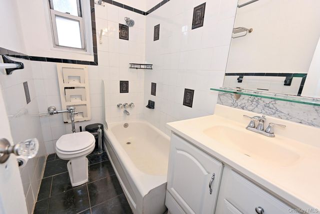 61-41 Saunders Street B25, Rego Park, NY 11374