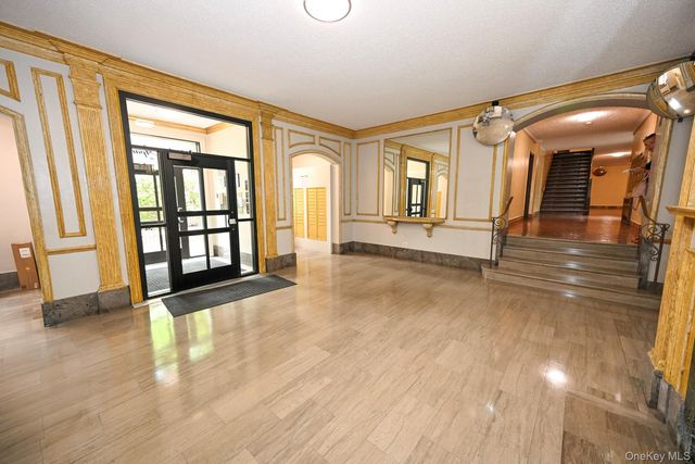 61-41 Saunders Street B25, Rego Park, NY 11374