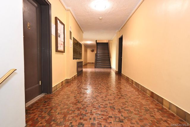 61-41 Saunders Street B25, Rego Park, NY 11374