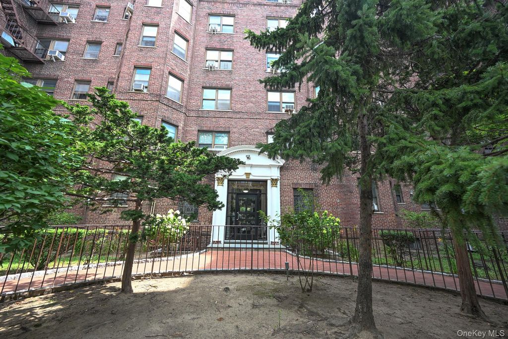 61-41 Saunders Street B25, Rego Park, NY 11374