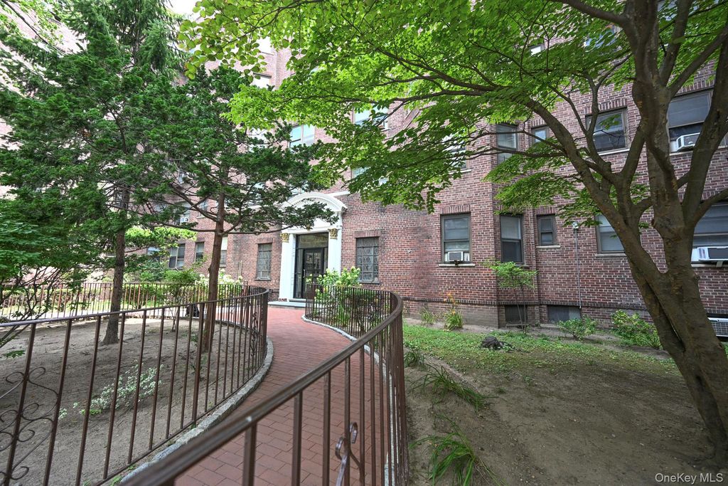 61-41 Saunders Street B25, Rego Park, NY 11374 — photo 2