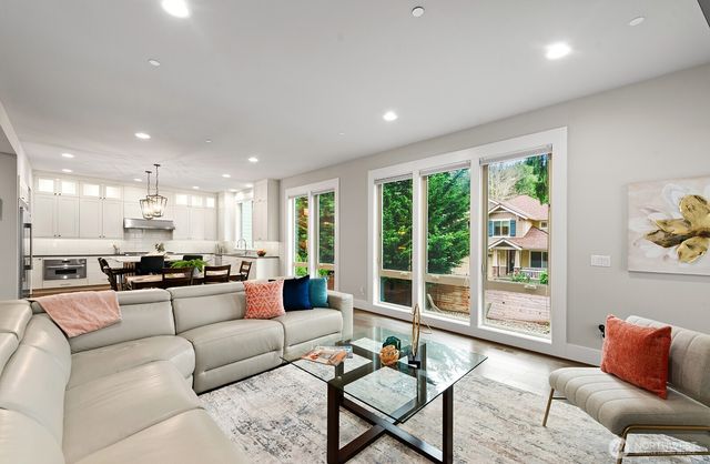 22250 NE 3rd Court, Sammamish, WA 98074