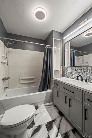 7025 Julian Avenue, University City, MO 63130