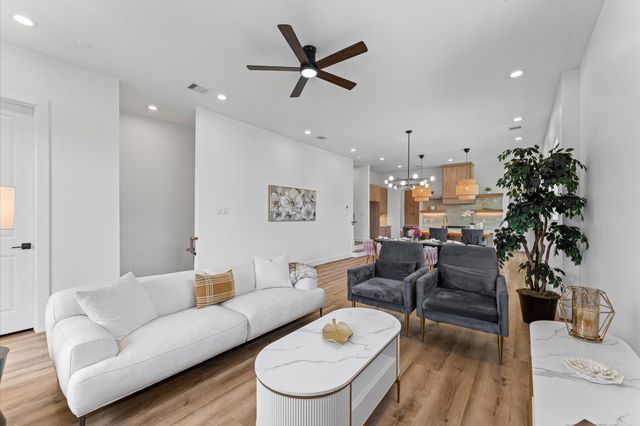1122 W 17th Street C, Houston, TX 77008