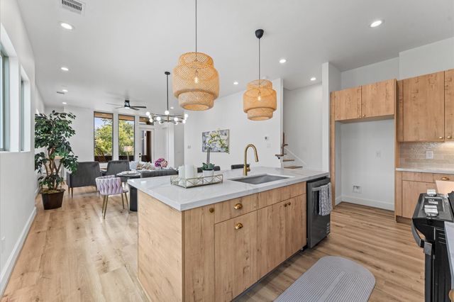 1122 W 17th Street C, Houston, TX 77008
