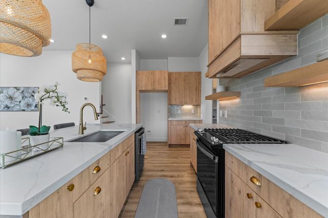 1122 W 17th Street C, Houston, TX 77008