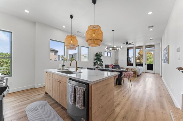 1122 W 17th Street C, Houston, TX 77008