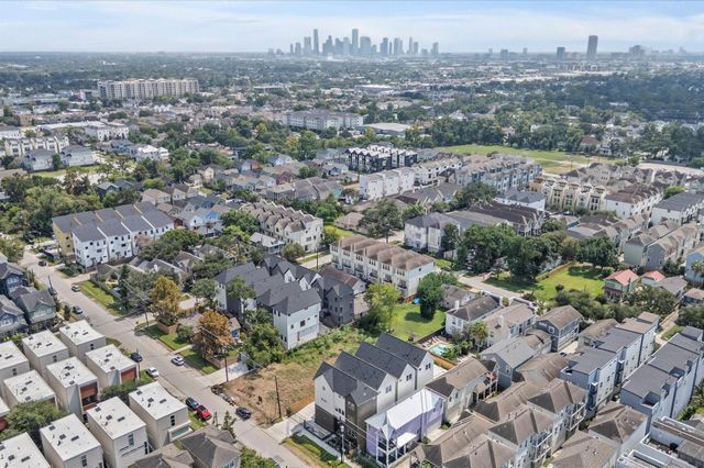 1122 W 17th Street C, Houston, TX 77008