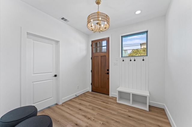 1122 W 17th Street C, Houston, TX 77008