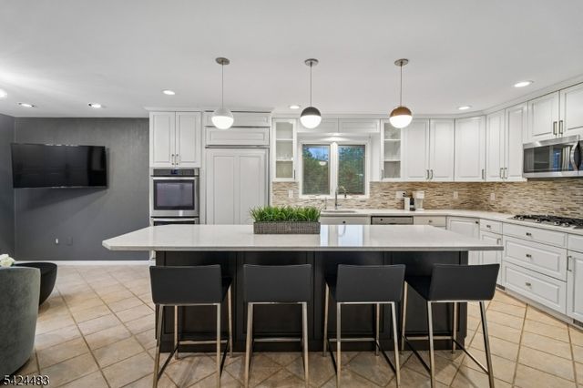 47 Cayuga Way, Millburn Twp., NJ 07078