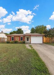 1305 Clark Trail, Grand Prairie, TX 75052