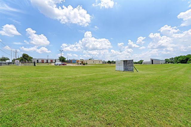 1012 E Wintergreen Road, Desoto, TX 75115