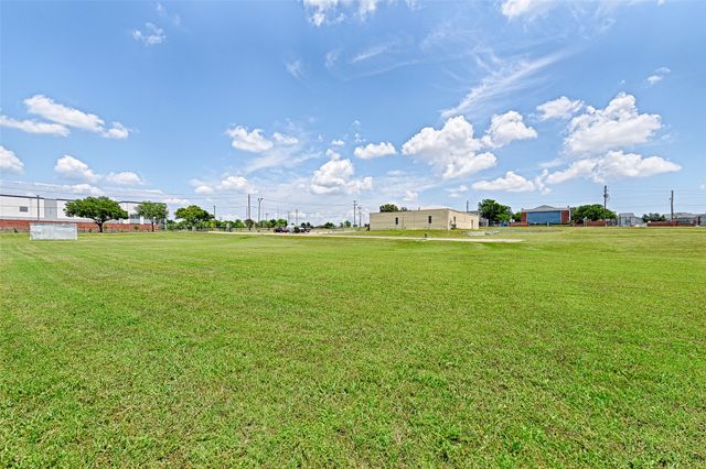 1012 E Wintergreen Road, Desoto, TX 75115