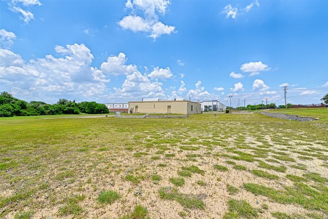 1012 E Wintergreen Road, Desoto, TX 75115