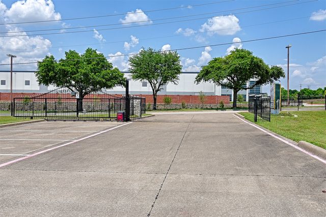 1012 E Wintergreen Road, Desoto, TX 75115