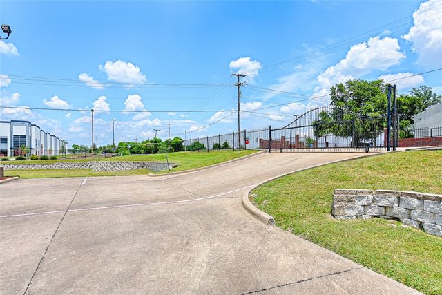 1012 E Wintergreen Road, Desoto, TX 75115