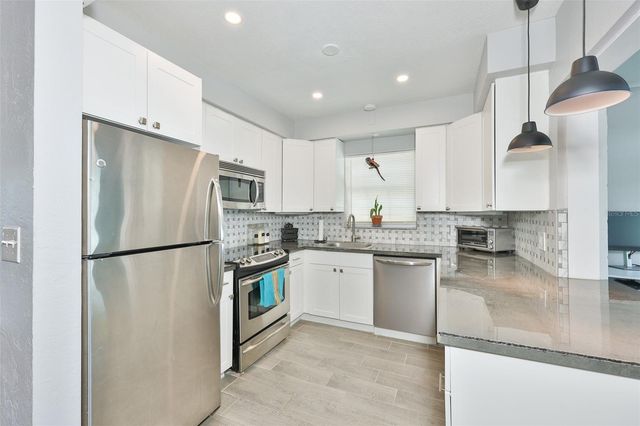 3242 KINGSTON STREET N, St Petersburg, FL 33713