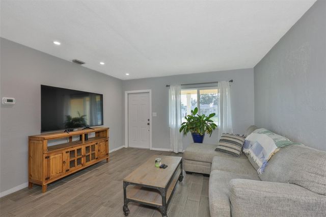 3242 KINGSTON STREET N, St Petersburg, FL 33713