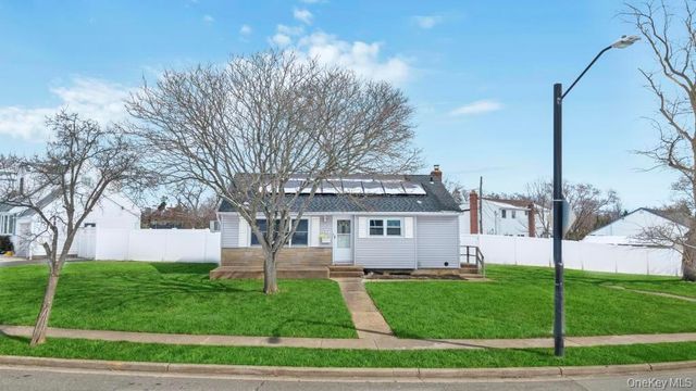 41 Winding Road, Hicksville, NY 11801