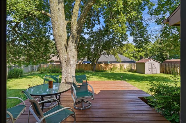 1056 Maplenol Drive, West Des Moines, IA 50266
