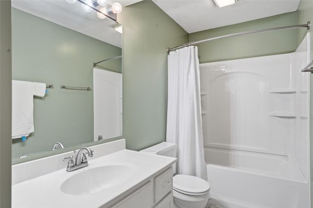 1056 Maplenol Drive, West Des Moines, IA 50266