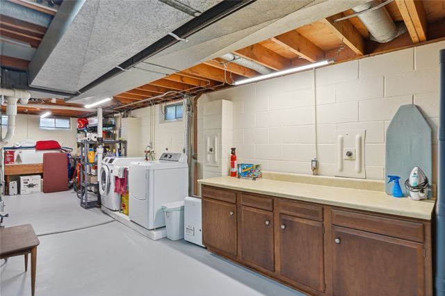 1056 Maplenol Drive, West Des Moines, IA 50266