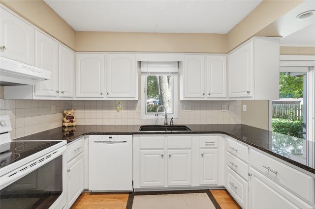 1056 Maplenol Drive, West Des Moines, IA 50266
