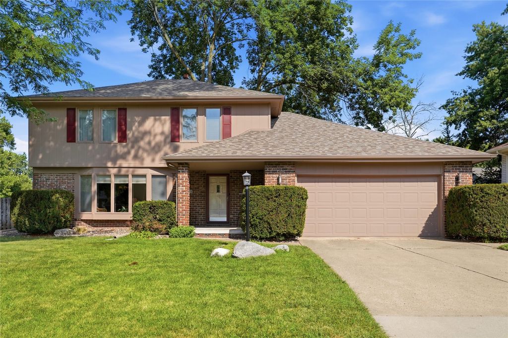 1056 Maplenol Drive, West Des Moines, IA 50266