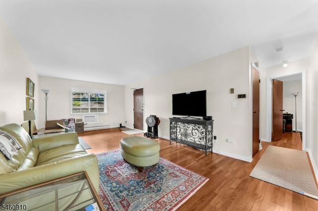 27 Corsa Ter 8A, Ridgewood Village, NJ 07450