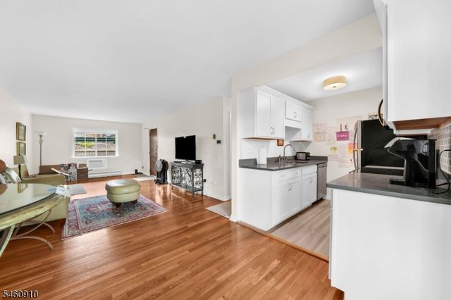 27 Corsa Ter 8A, Ridgewood Village, NJ 07450