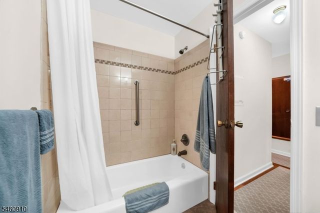 27 Corsa Ter 8A, Ridgewood Village, NJ 07450