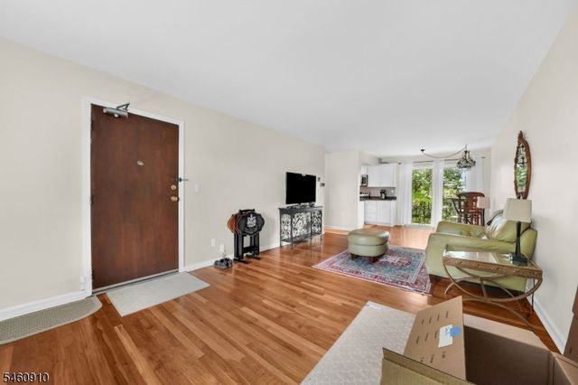 27 Corsa Ter 8A, Ridgewood Village, NJ 07450