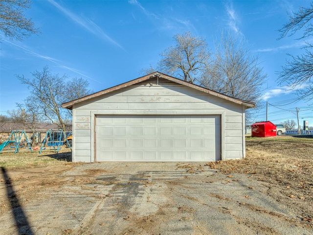 209 W Etowah Rd, Noble, OK 73068