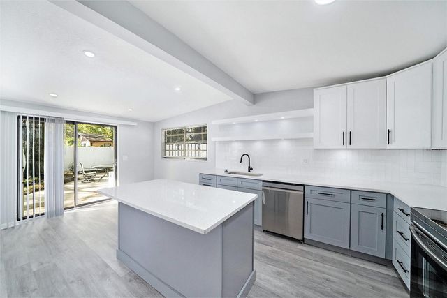 10714 N CENTRAL AVENUE, Tampa, FL 33612