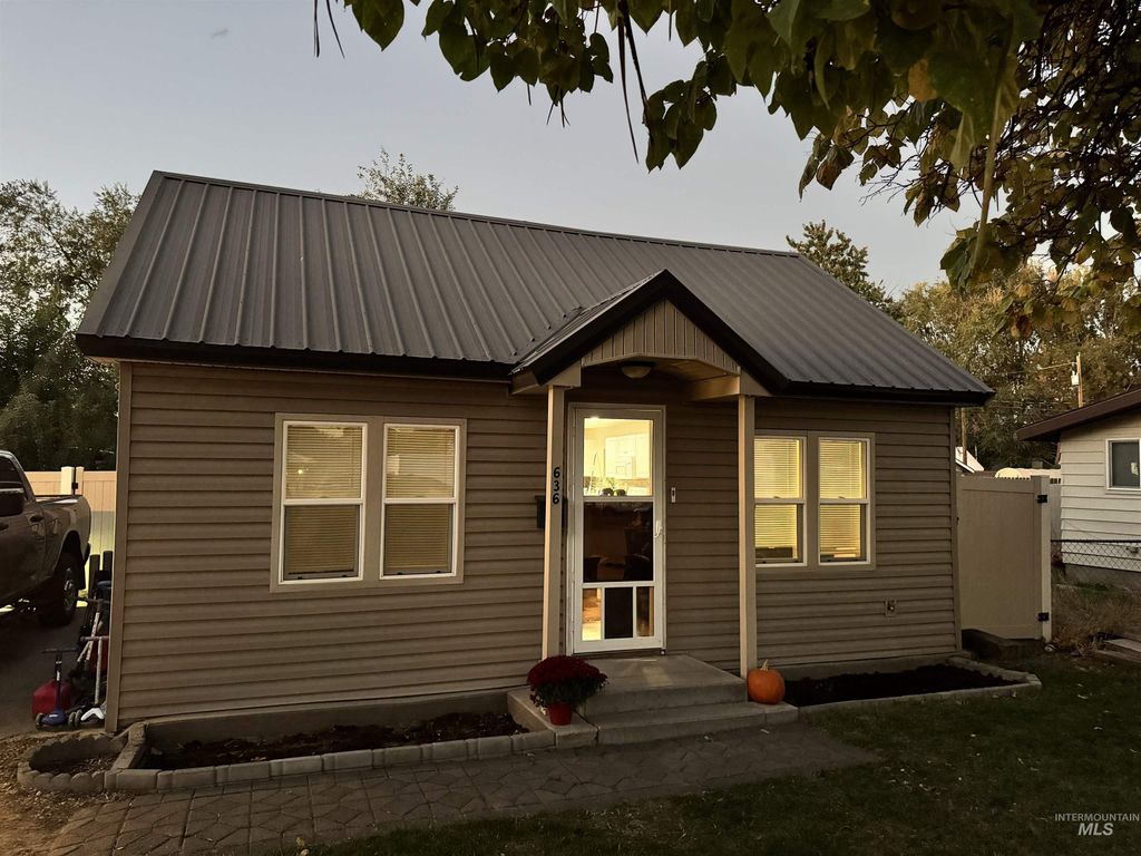 636 E 3rd St, Emmett, ID 83617 photo 2