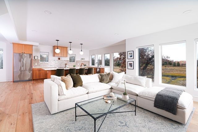 10 Chestnut Pl, Hingham, MA 02043