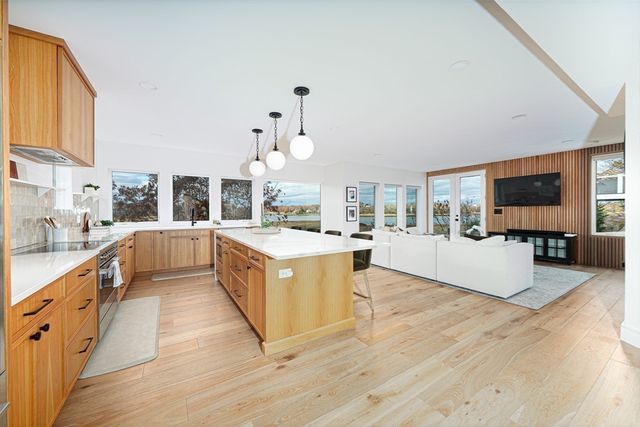 10 Chestnut Pl, Hingham, MA 02043