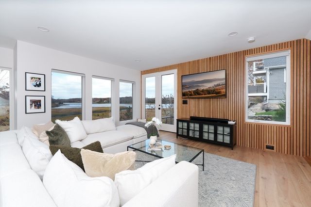 10 Chestnut Pl, Hingham, MA 02043