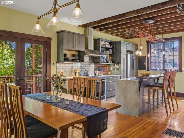 2532 Se ASH St, Portland, OR 97214