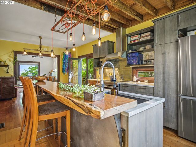2532 Se ASH St, Portland, OR 97214