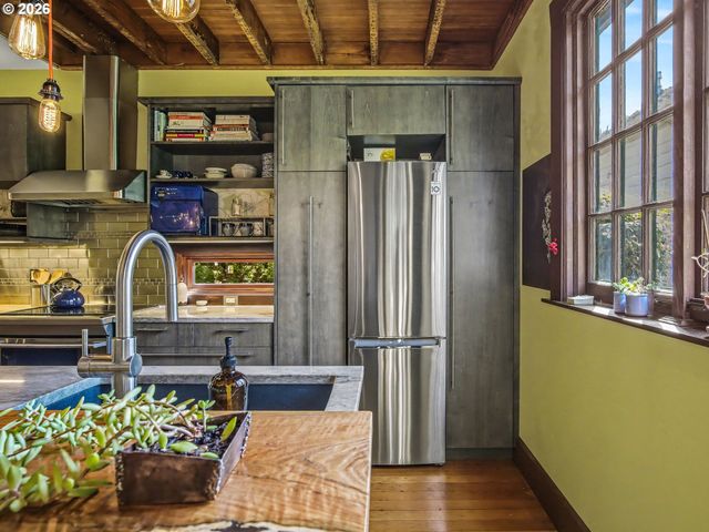 2532 Se ASH St, Portland, OR 97214