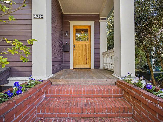 2532 Se ASH St, Portland, OR 97214