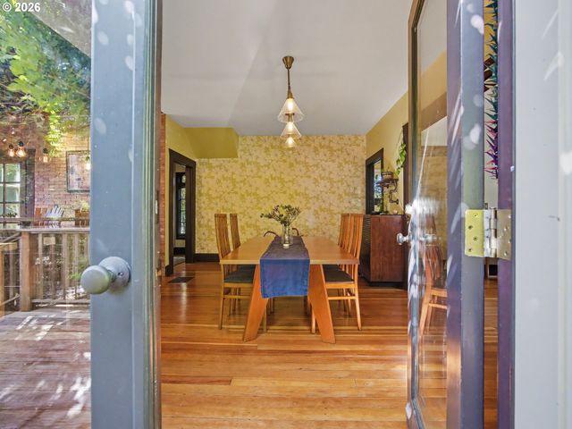 2532 Se ASH St, Portland, OR 97214