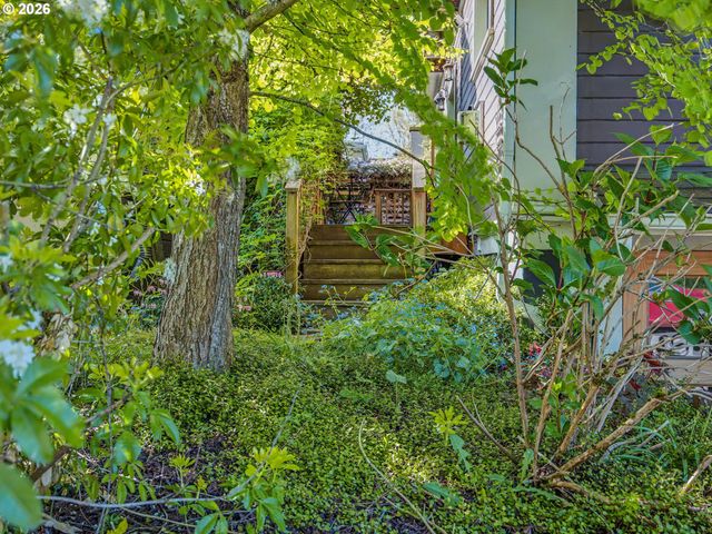 2532 Se ASH St, Portland, OR 97214