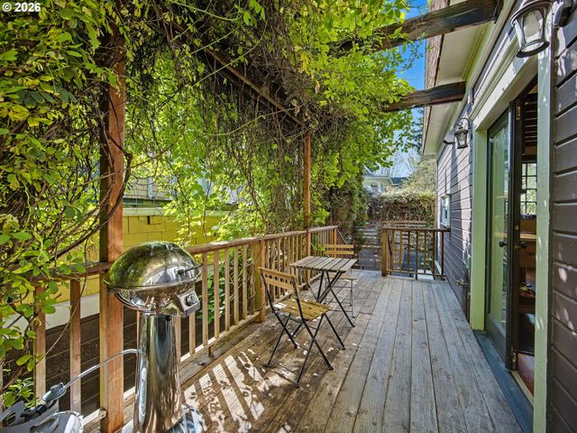 2532 Se ASH St, Portland, OR 97214