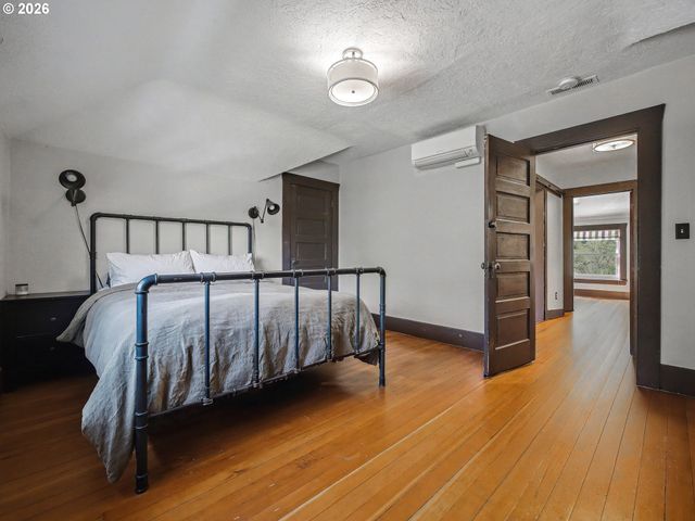 2532 Se ASH St, Portland, OR 97214
