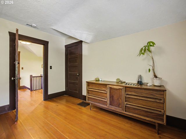2532 Se ASH St, Portland, OR 97214