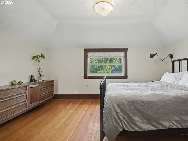 2532 Se ASH St, Portland, OR 97214